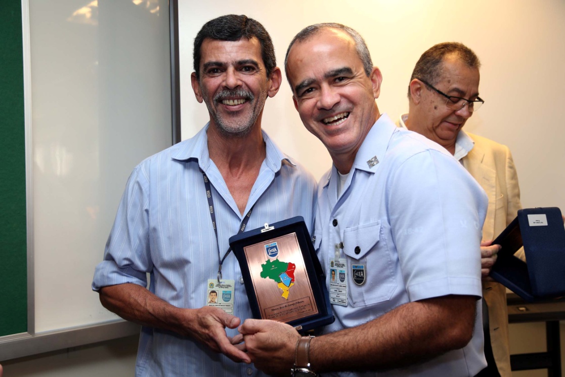 O colaborador Marcos Jose de Araujo Ribeiro recebe placa pelos 10 anos de serviço