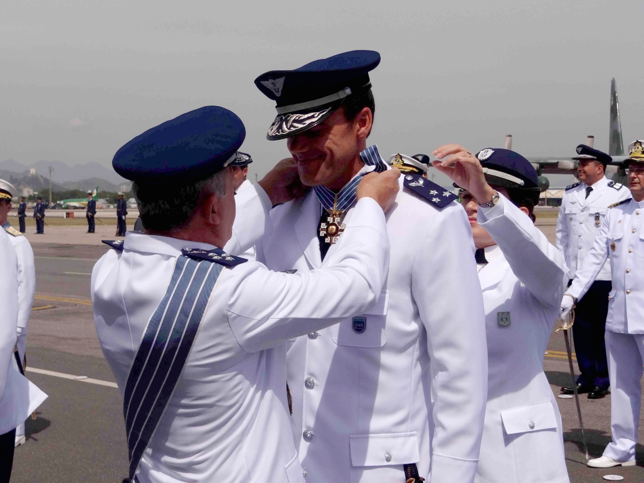 Major-Brigadeiro Minelli recebe medalha da Ordem do Mérito Aeronáutico