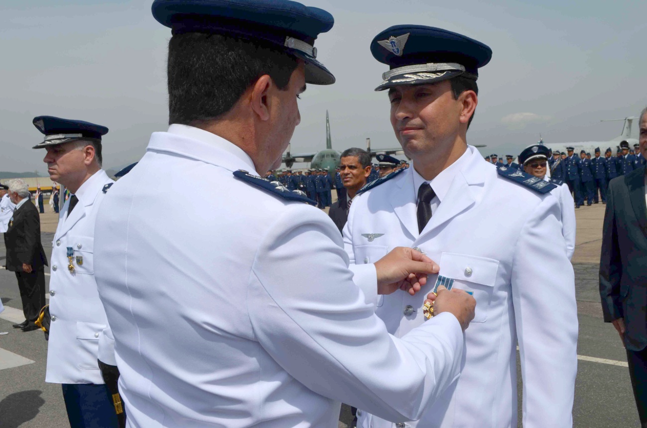 Major-Brigadeiro Minelli recebe medalha da Ordem do Mérito Aeronáutico